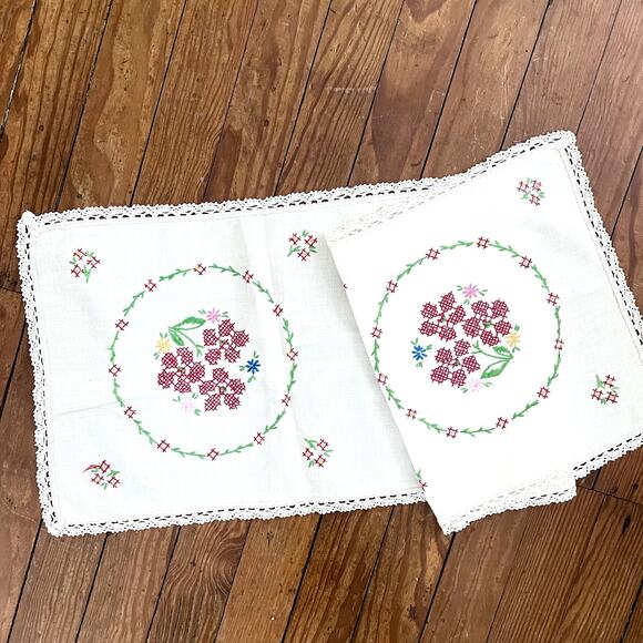 Vintage Embroidered Dresser Scarf Table Runner Lacy Edge Embroidery RED FLOWERS - Picture 2 of 5